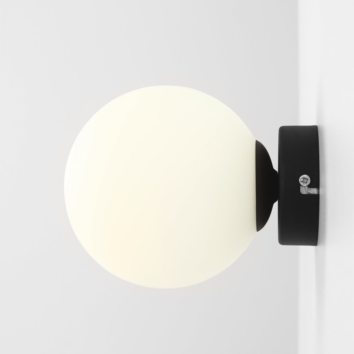 Ball Ø15 Schwarz wandlampe Von Artera - Mit seiner einfachen und stilvollen Kugelform sorgt es für ein sanftes, stimmungsvolles Licht, das in jedem Raum eine warme und einladende Atmosphäre schafft.