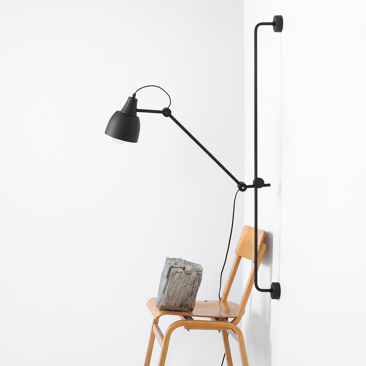 Dron 113cm Schwarz wandlampe Von Artera - Durch das schlichte und zugleich elegante Design fügt sich die Leuchte nahtlos in unterschiedliche Einrichtungsstile ein und bietet gleichzeitig eine praktische und effektive Beleuchtung für alle Gelegenheiten.