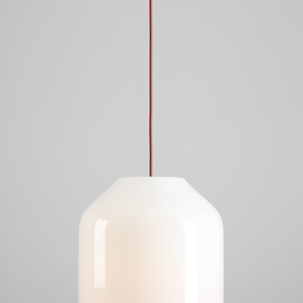 Flask Ø27 Terrakotta hängelampe Von Artera - Die stilvolle Pendelleuchte Flask vereint sanfte Formen mit einem modernen Farbschema.