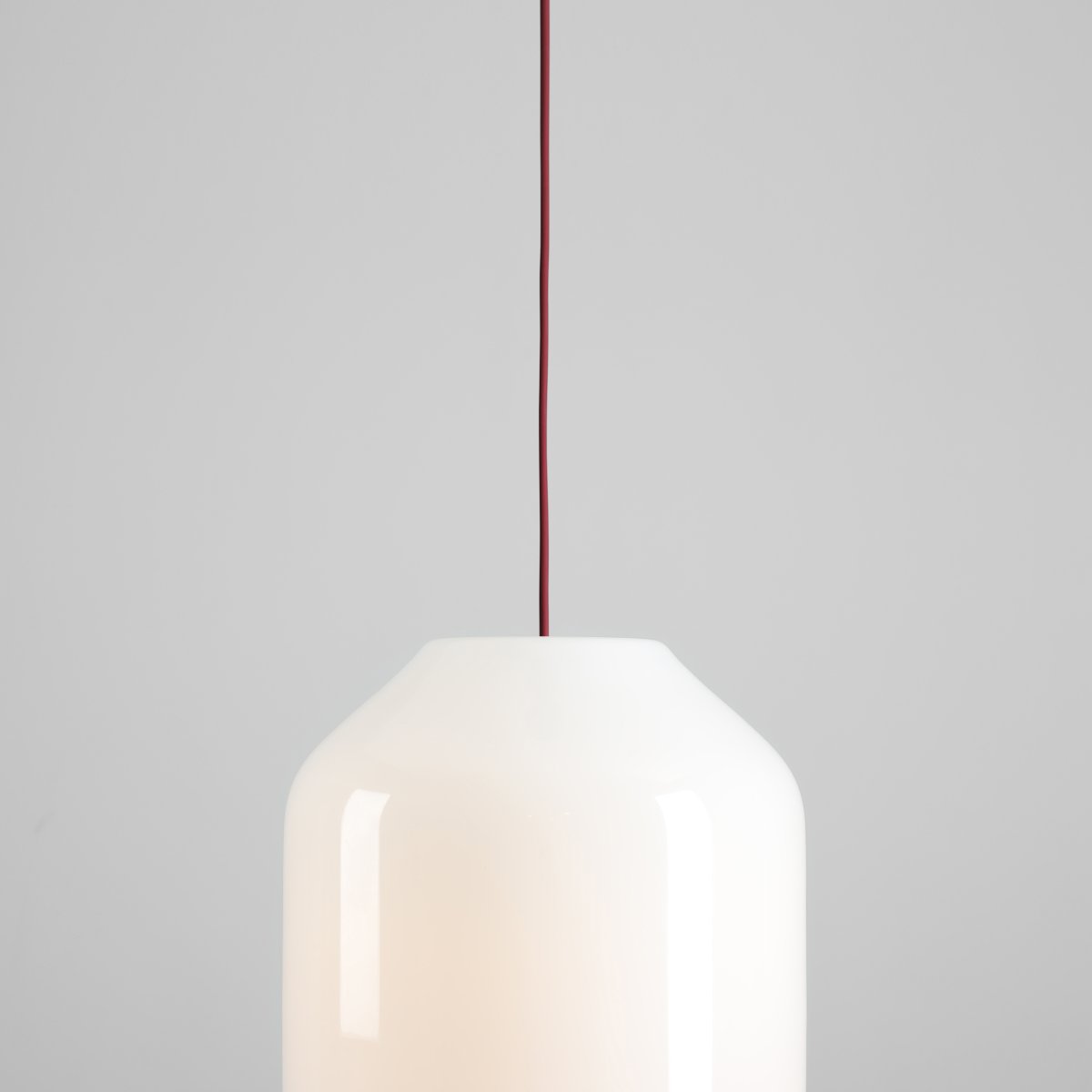 Flask Ø27 ROT hängelampe Von Artera - Die Metalldetails und das farblich passende Kabel sind in einem schönen Kirschrot gehalten, was der Leuchte einen harmonischen und zugleich verspielten Charakter verleiht.
