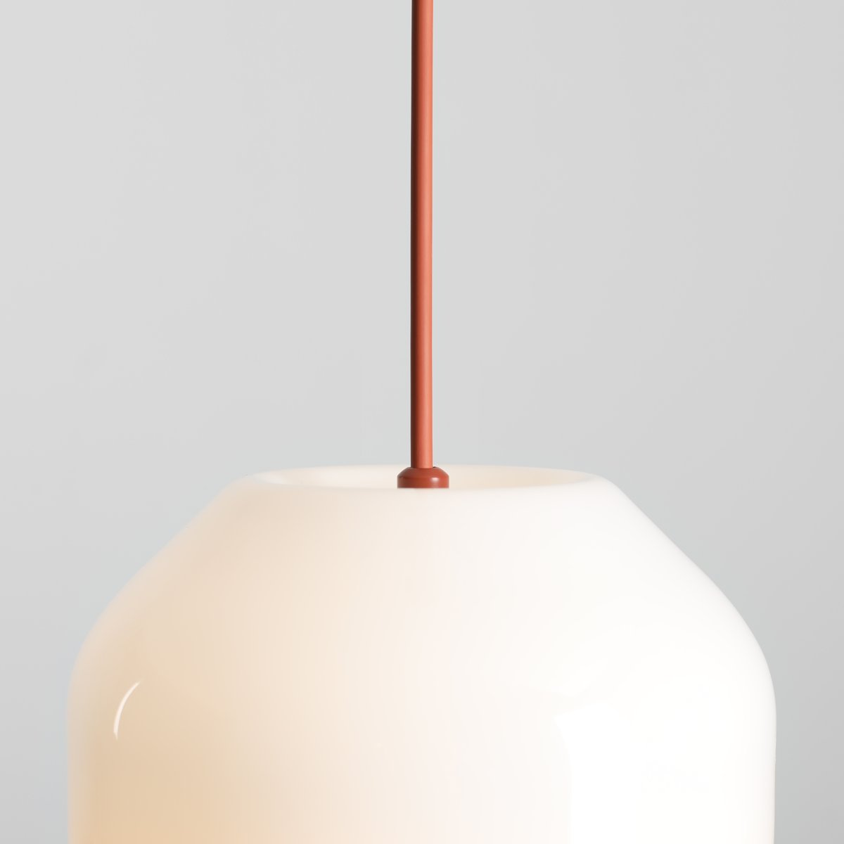 Flask Ø18 Terrakotta hängelampe Von Artera - Die Metalldetails und das farblich abgestimmte Kabel in schönem Terrakotta verleihen der Leuchte einen harmonischen und zugleich verspielten Charakter.