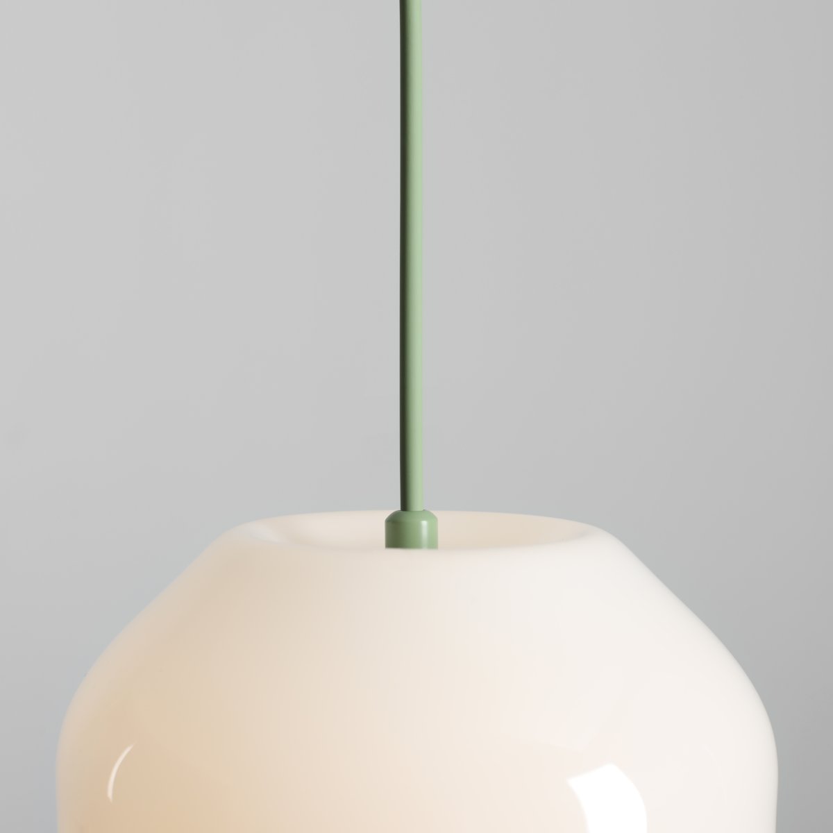 Flask Ø18 Grün hängelampe Von Artera - Die Metalldetails und das farblich passende Kabel sind in einem schönen Salbeigrün gehalten, das der Leuchte einen harmonischen und zugleich verspielten Charakter verleiht.
