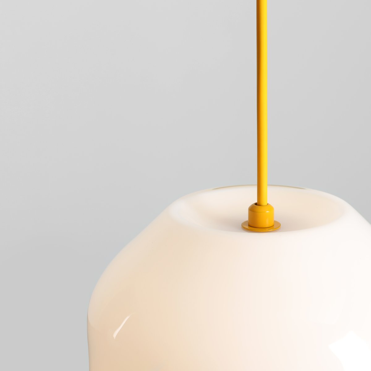 Flask Ø18 Gelb hängelampe Von Artera - Flask ist eine stilvolle Pendelleuchte, die weiche Formen mit einem modernen Farbschema kombiniert.