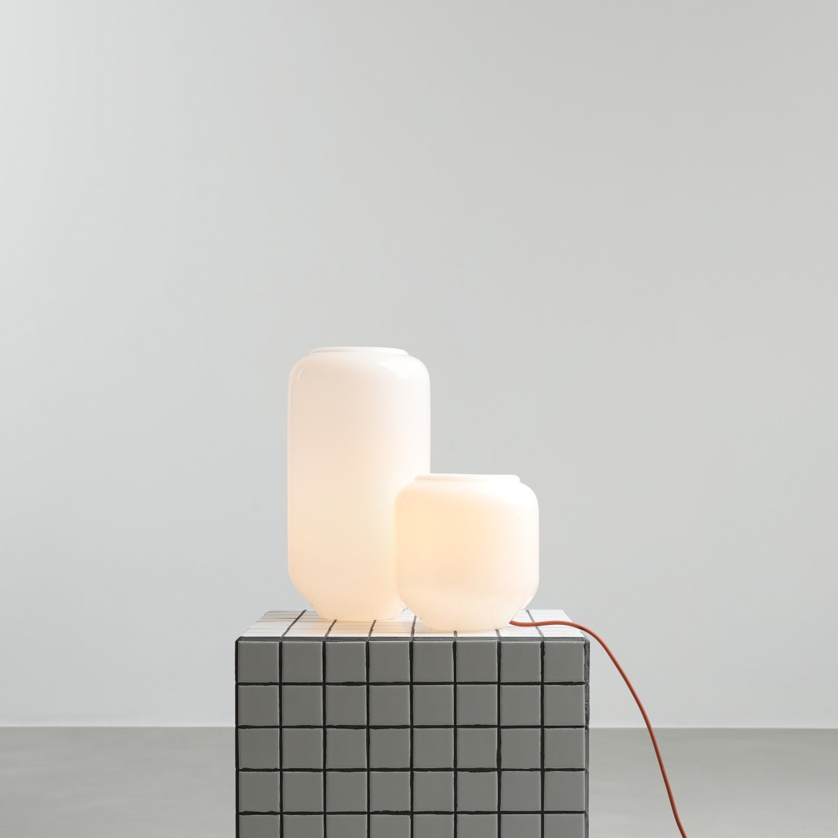 Flask 36cm Weiß/Terrakotta tischlampe Von Artera - Das terrakottafarbene Kabel setzt einen schönen Farbakzent und verleiht der Lampe einen harmonischen und verspielten Ausdruck.