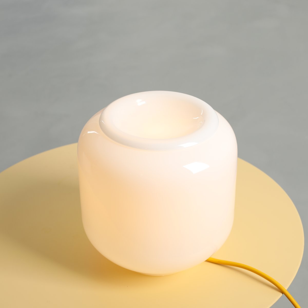 Flask 18cm Weiß/gelb tischlampe Von Artera - Das gelbe Kabel setzt einen schönen Farbakzent und verleiht der Lampe einen harmonischen und verspielten Touch.
