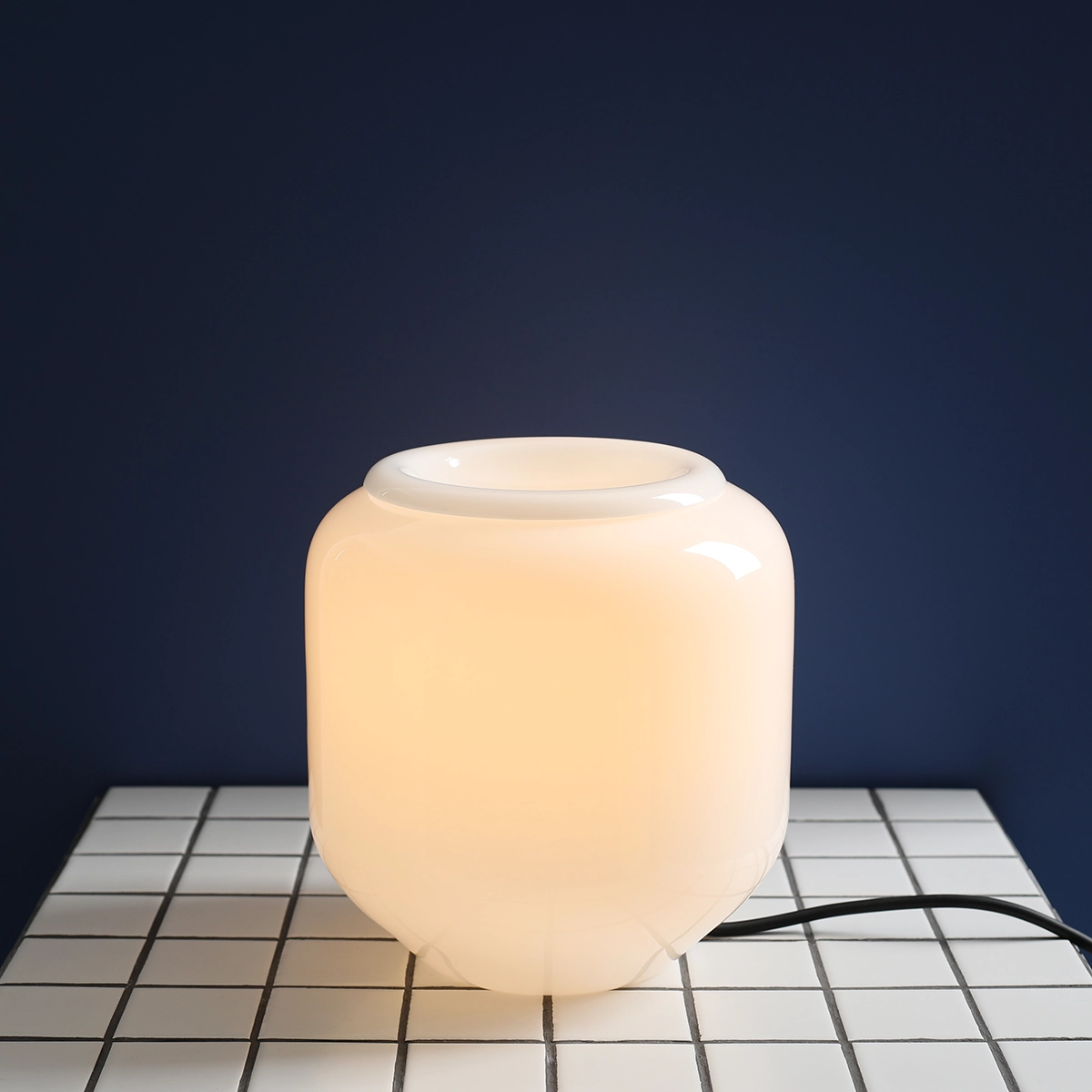 Flask 18cm Weiß/schwarz tischlampe Von Artera - Der dekorative Opalglasschirm spendet ein sanftes und angenehmes Licht und schafft so eine einladende Atmosphäre.