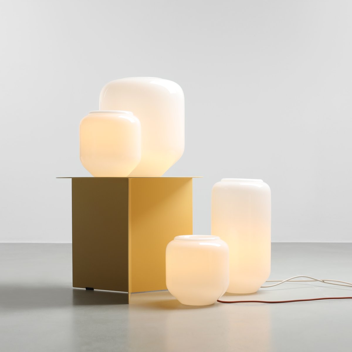 Flask 18cm Weiß/Terrakotta tischlampe Von Artera - Der dekorative Opalglasschirm spendet ein sanftes und angenehmes Licht und schafft so eine einladende Atmosph&auml;re.