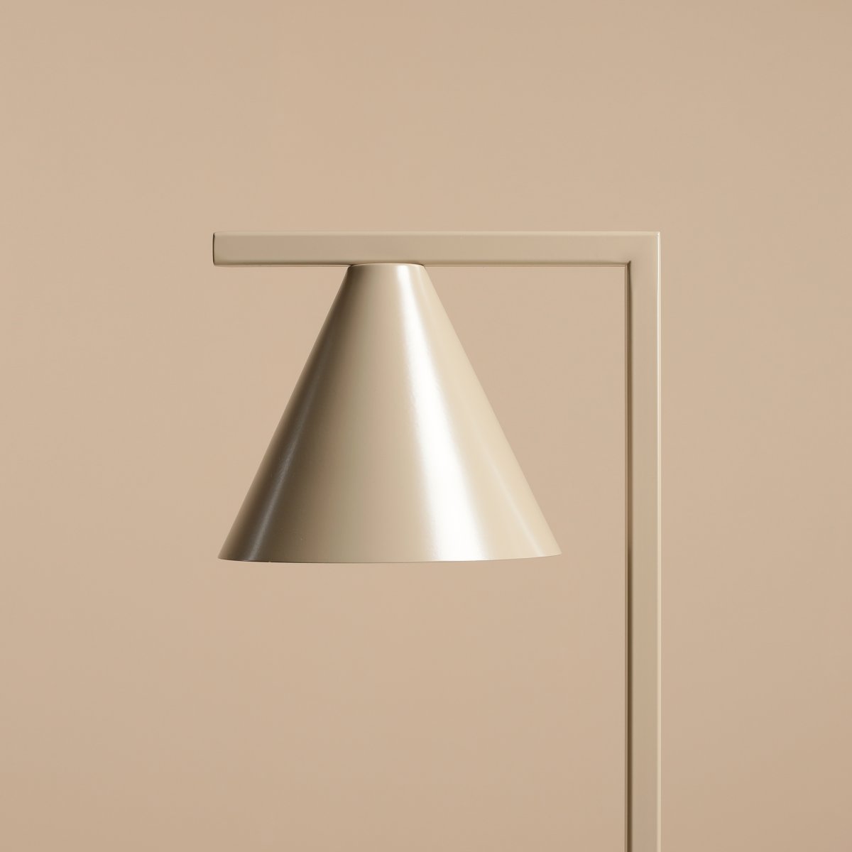 Form 40cm Beige tischlampe Von Artera - Durch das zeitlose Design und die dezente Farbe fügt sich die Lampe problemlos in verschiedene Einrichtungsstile ein und verleiht dem Raum gleichzeitig ein anspruchsvolles und modernes Flair.