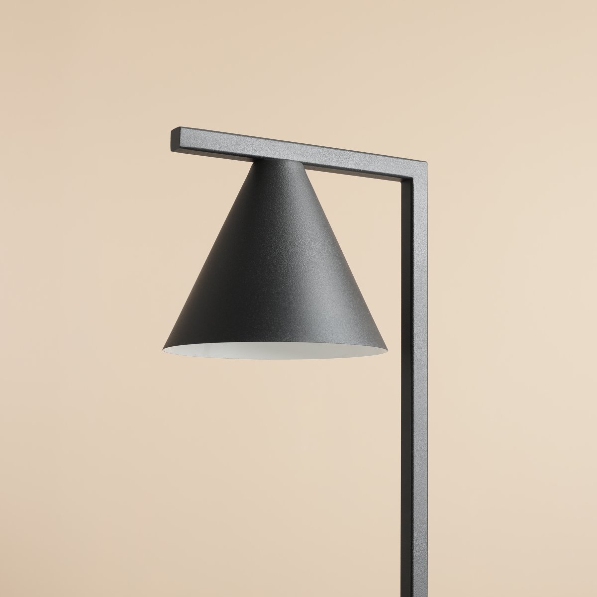 Form 40cm Schwarz tischlampe Von Artera - Durch das zeitlose Design und die dezente Farbe fügt sich die Lampe problemlos in verschiedene Einrichtungsstile ein und verleiht dem Raum gleichzeitig ein anspruchsvolles und modernes Flair.
