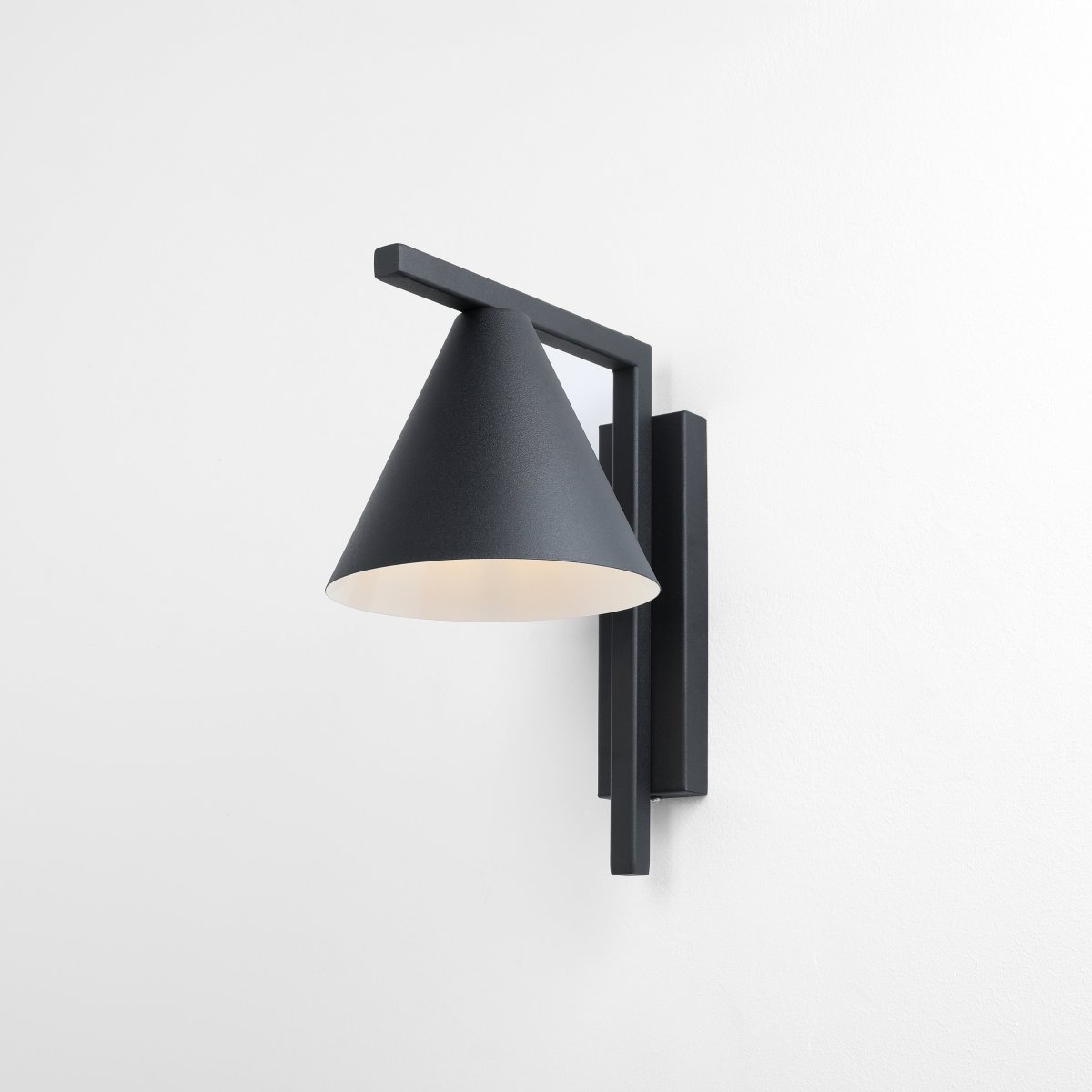 Form 23cm Schwarz wandlampe Von Artera - Durch das zeitlose Design und die dezente Farbe f&uuml;gt sich die Lampe problemlos in verschiedene Einrichtungsstile ein und verleiht dem Raum gleichzeitig ein anspruchsvolles und modernes Flair.