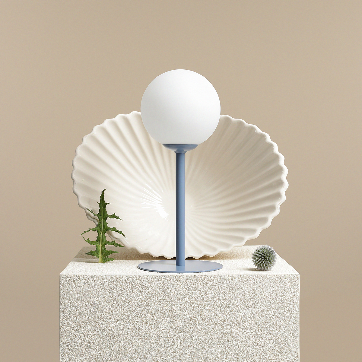 Pinne 35cm Blau tischlampe Von Artera - Die runde Opalkugel verbreitet ein weiches und angenehmes Licht, perfekt um eine warme und einladende Atmosphäre im Raum zu schaffen.