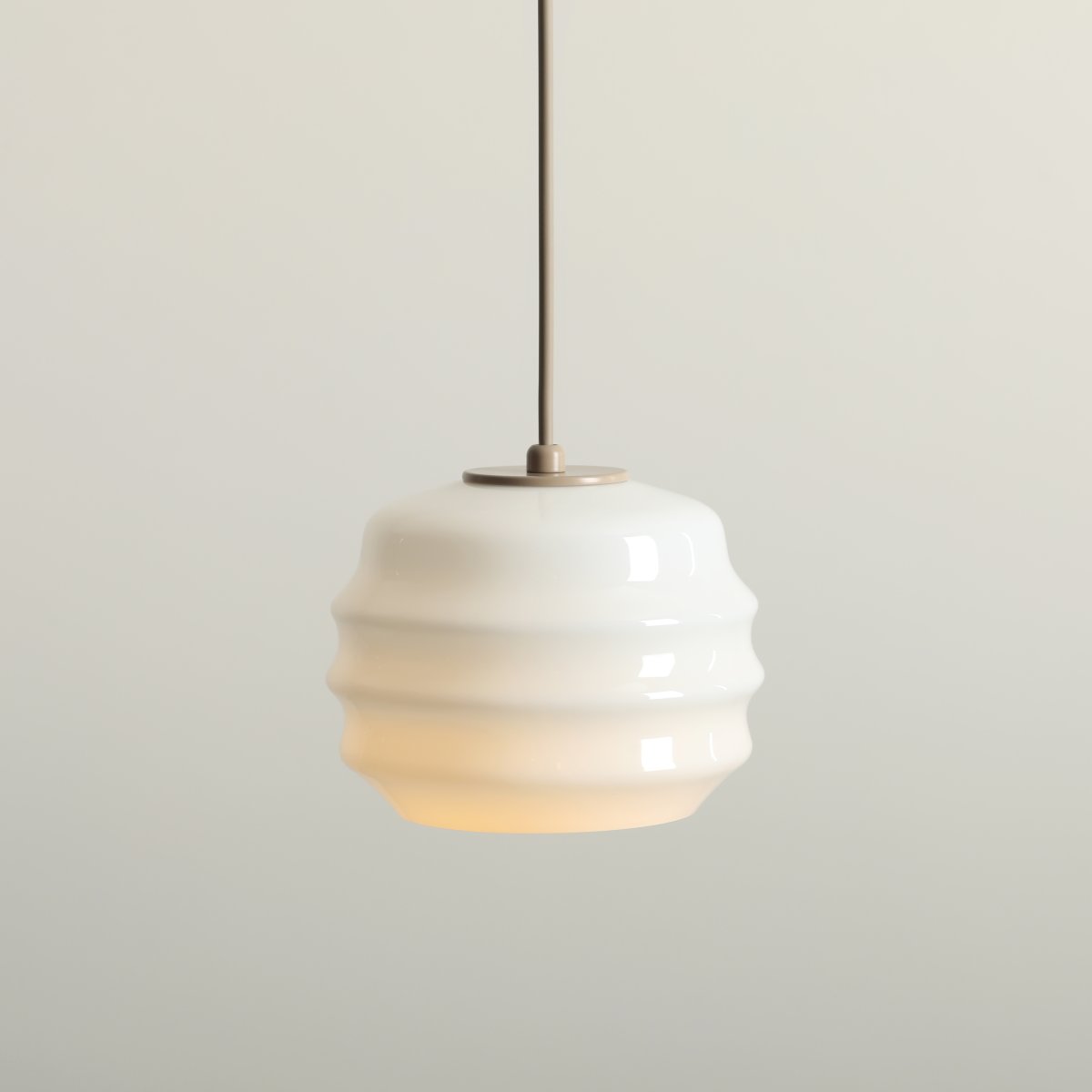 Puff Ø16 Beige hängelampe Von Artera - Die beigefarbenen Details, die farblich passende Aufhängung und das Kabel bilden einen schönen Kontrast zum hellen Glas.