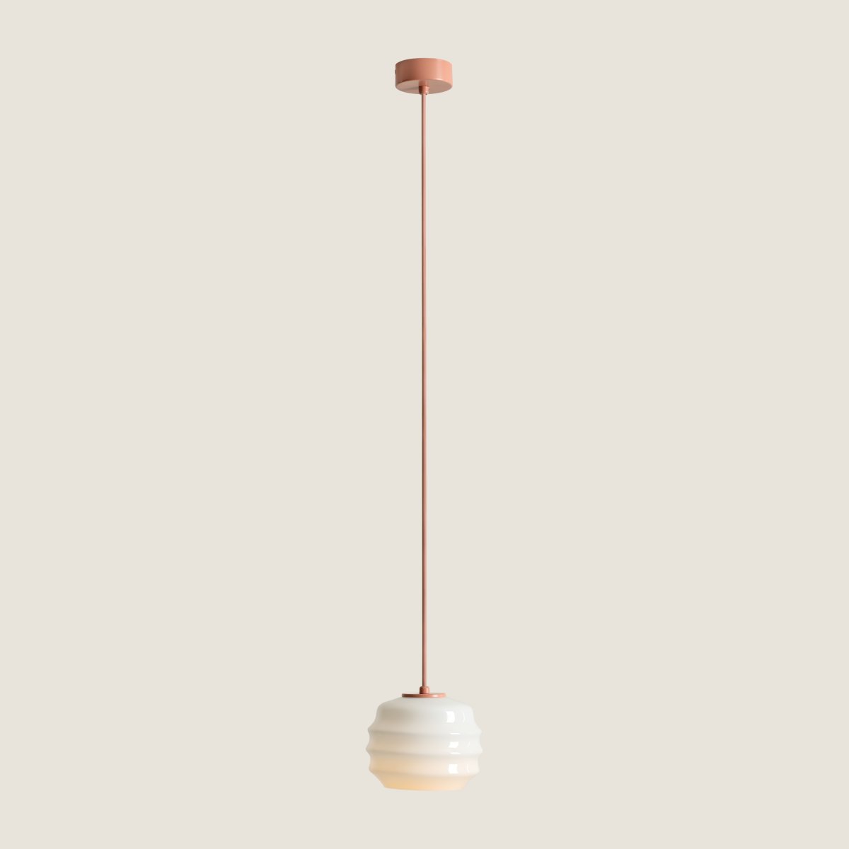 Puff Ø16 Koralle hängelampe Von Artera - Der dekorative Schirm aus weißem Opalglas ist wellenförmig und verleiht der Lampe einen verspielten und eleganten Ausdruck.