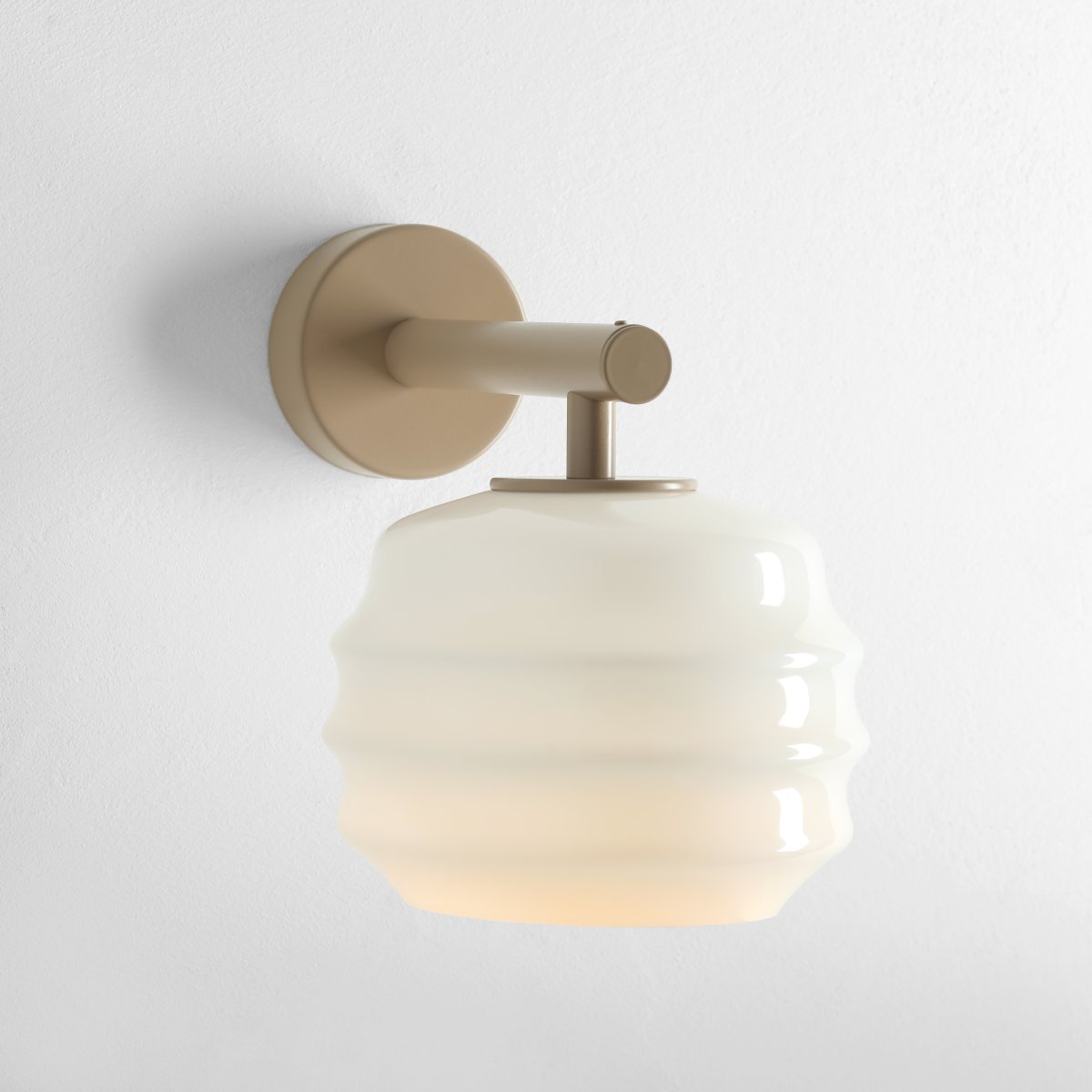 Puff 23cm Beige wandlampe Von Artera - Die beigefarbenen Metalldetails bilden einen schönen Kontrast zum hellen Glas und sorgen für eine warme Ausstrahlung.
