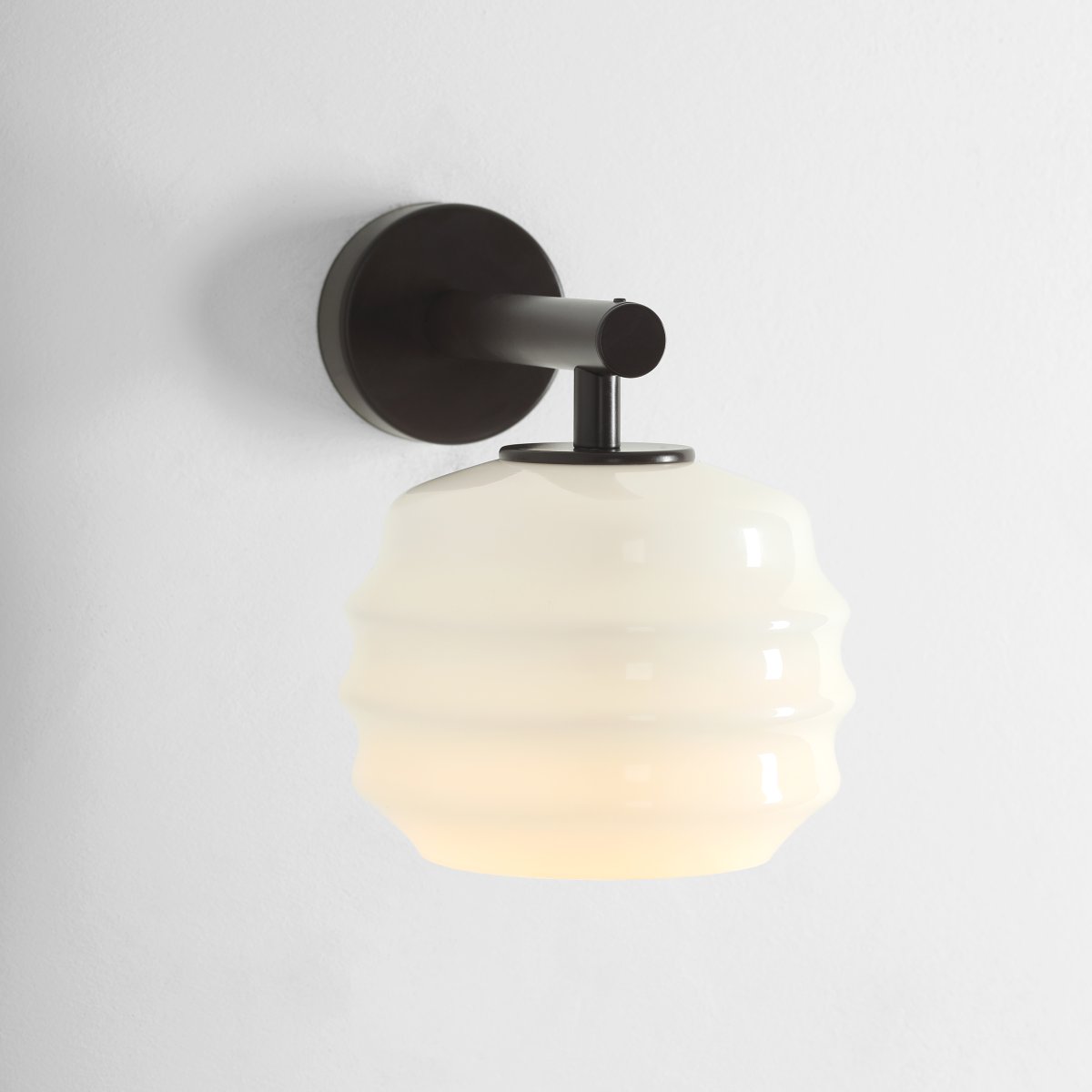 Puff 23cm Dunkelbraun wandlampe Von Artera - Die dunkelbraunen Metalldetails bilden einen schönen Kontrast zum hellen Glas und sorgen für eine warme Ausstrahlung.