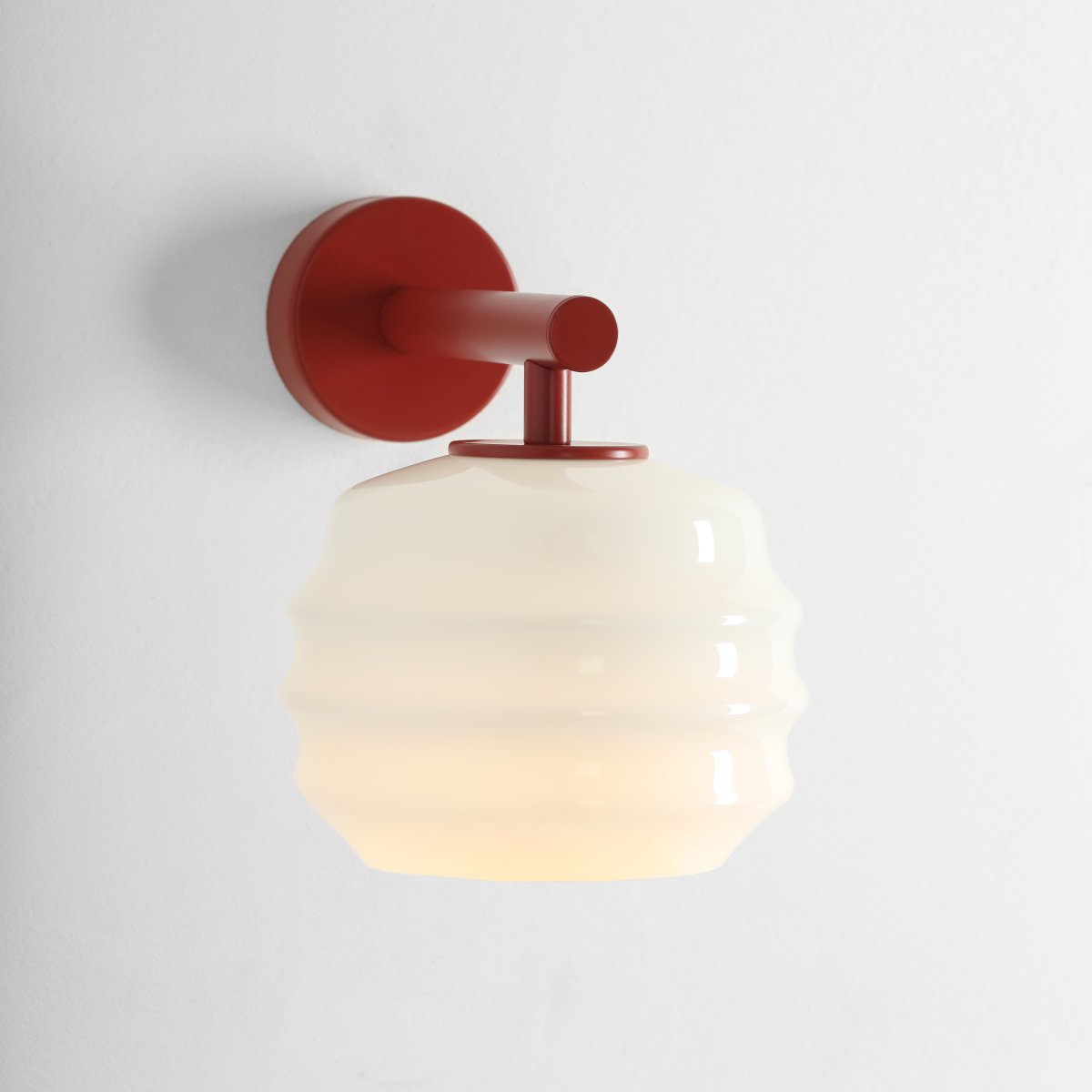 Puff 23cm Burgund wandlampe Von Artera - Der dekorative Schirm aus weißem Opalglas hat eine geschwungene Form, die der Lampe einen verspielten und eleganten Ausdruck verleiht.