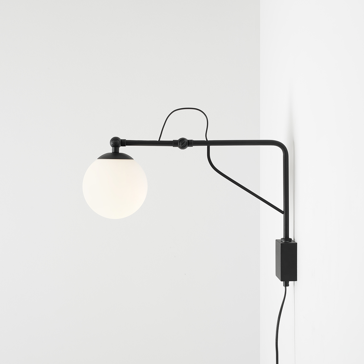 Soho 50cm Schwarz wandlampe Von Artera - Diese moderne Wandleuchte ist elegant und funktional zugleich und verfügt über einen verstellbaren Arm, mit dem sich das Licht ganz einfach dorthin richten lässt, wo es benötigt wird.