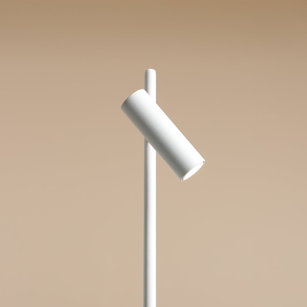 Trevo 54cm Weiß schreibtischlampe Von Artera - Die aus Metall gefertigte Tischleuchte Trevo bietet ein modernes und funktionales Design.