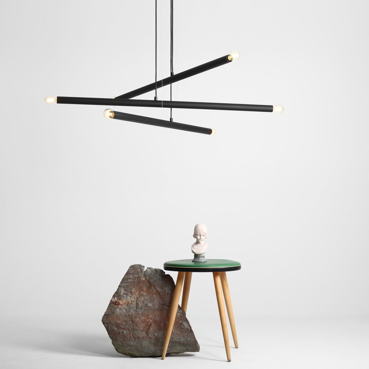 Tubo 6 100cm Schwarz hängelampe Von Artera - Sie besteht aus drei schmalen Metallröhren in elegantem Schwarz, die in unterschiedlichen Höhen und Winkeln angeordnet sind und so eine dynamische und luftige Optik erzeugen.
