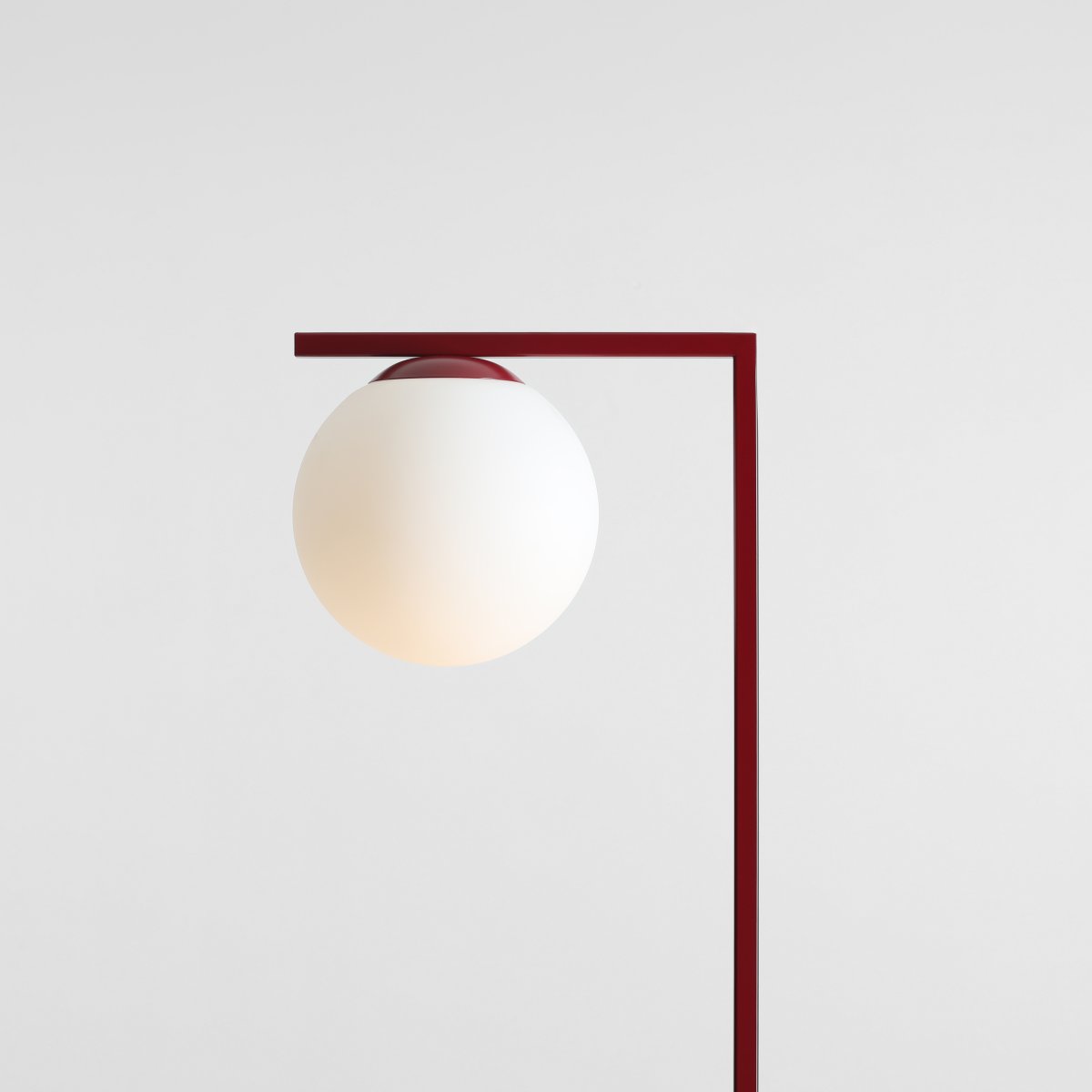 Zac Burgund stehlampe Von Artera - Platzieren Sie die Stehleuchte Zac im Wohnzimmer oder in der Leseecke für eine dezente, aber stilvolle Beleuchtungslösung.