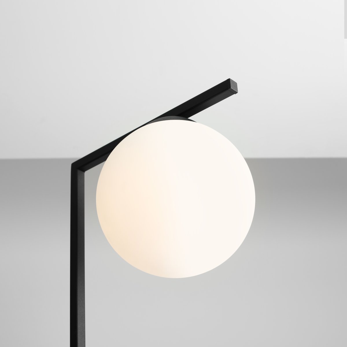 Zac Schwarz stehlampe Von Artera - Platzieren Sie die Stehleuchte Zac im Wohnzimmer oder in der Leseecke für eine dezente, aber stilvolle Beleuchtungslösung.