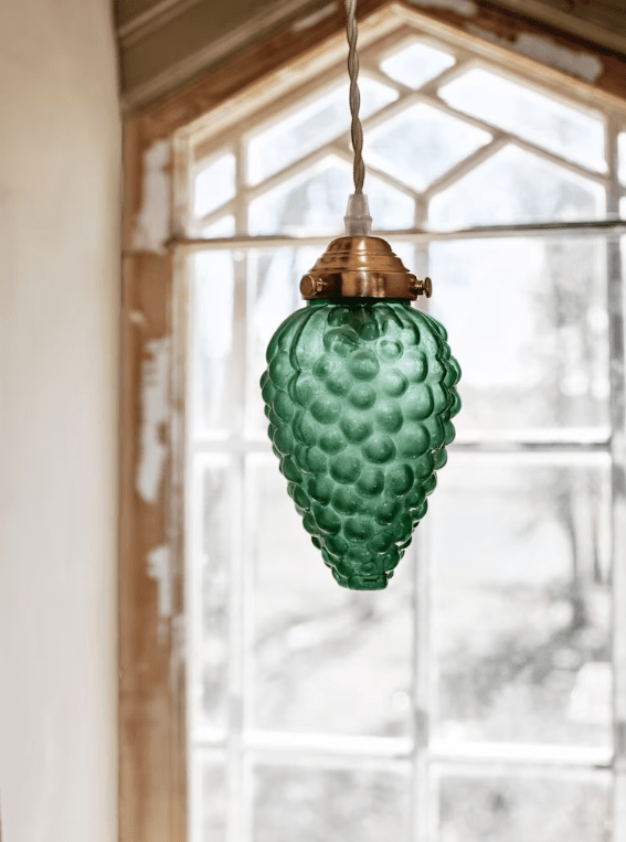 Druva Ø10 Grün fensterlampe Von Strömshaga - Mit ihrer edlen Kombination aus grünem Glas und der Form einer Weintraube sowie einer Lampenfassung aus Messing schafft die Deckenleuchte Druva eine einladende und edle Atmosphäre.