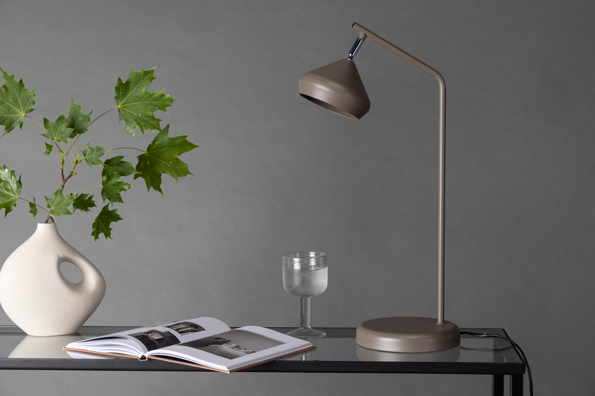 Isaberg 52cm Wildleder schreibtischlampe Von Venture Design - Die aus hochwertigem Stahl gefertigte Lampe strahlt eine zeitlose und moderne Eleganz aus, die zu einem entspannenden Gefühl beiträgt.