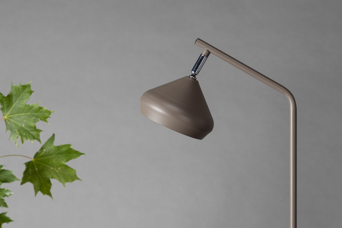 Isaberg 52cm Wildleder schreibtischlampe Von Venture Design - Die aus hochwertigem Stahl gefertigte Lampe strahlt eine zeitlose und moderne Eleganz aus, die zu einem entspannenden Gefühl beiträgt.