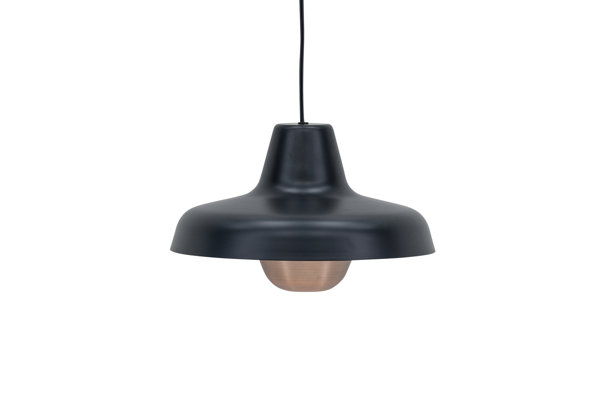 Högbyn Ø30 Schwarz hängelampe Von Venture Design - Das Kupferdetail um die Lichtquelle verleiht ihr eine elegante und raffinierte Note, die wirklich auff&auml;llt und das i-T&uuml;pfelchen ist.