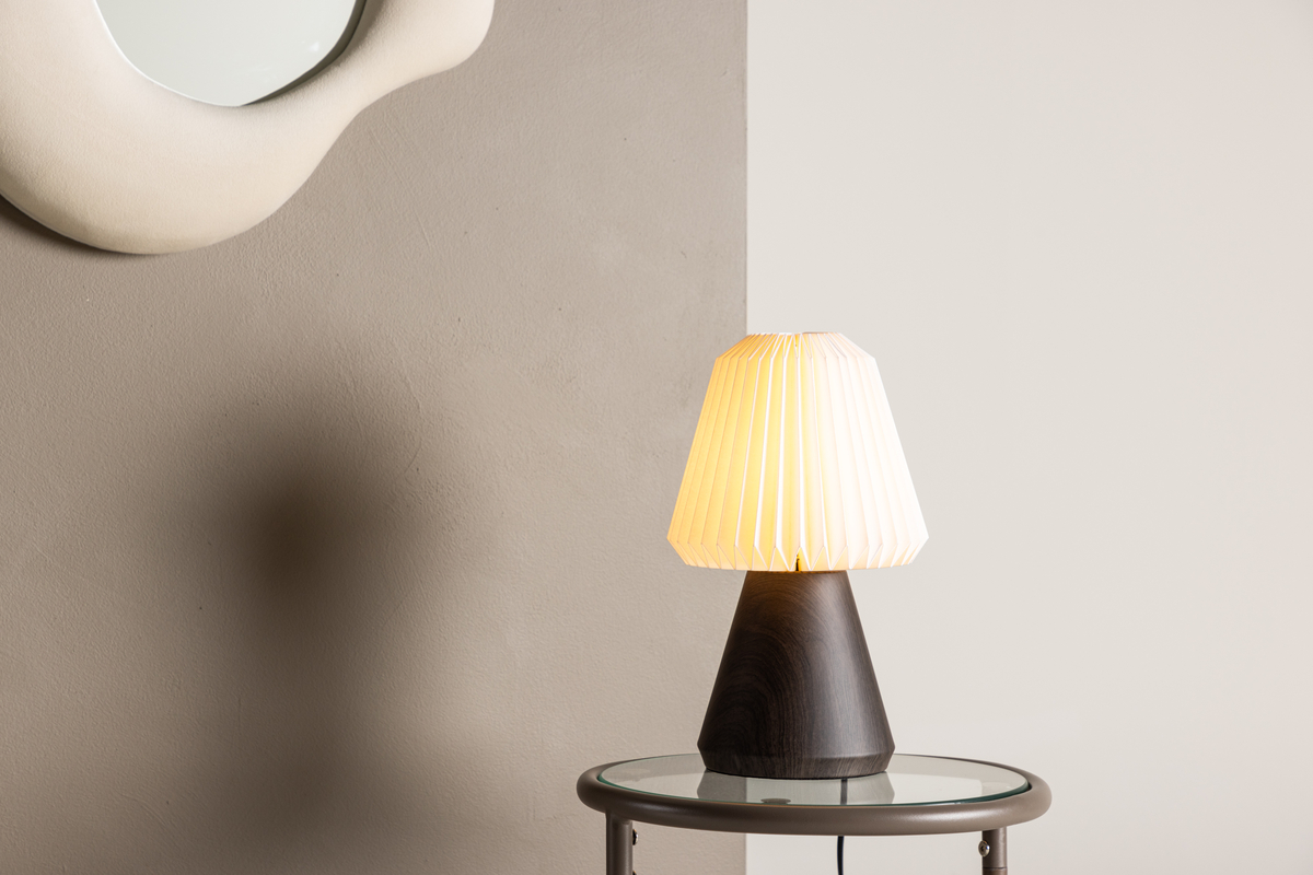 Fjällen 33cm Nussbaum tischlampe Von Venture Design - Der plissierte Lampenschirm aus wei&szlig;em Papier verbreitet ein angenehmes Licht, das eine entspannende Atmosph&auml;re schafft und ein beruhigendes Gef&uuml;hl vermittelt.