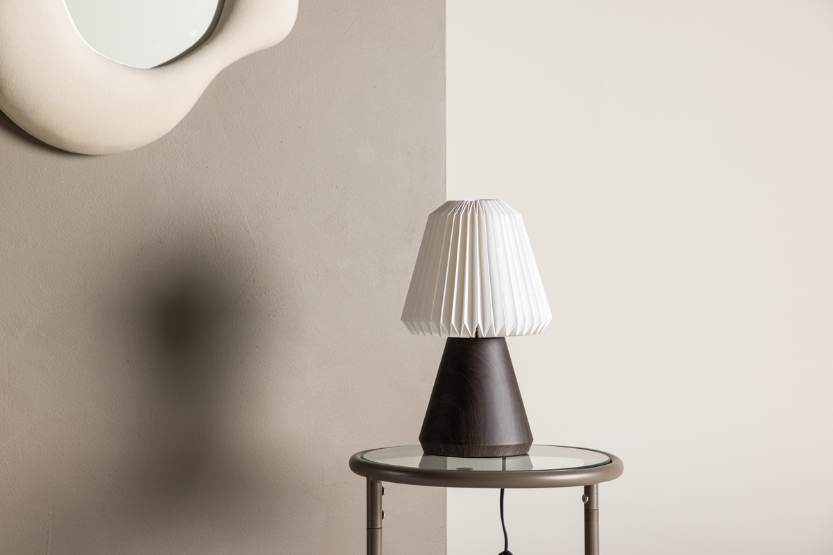 Fjällen 33cm Nussbaum tischlampe Von Venture Design - Der plissierte Lampenschirm aus wei&szlig;em Papier verbreitet ein angenehmes Licht, das eine entspannende Atmosph&auml;re schafft und ein beruhigendes Gef&uuml;hl vermittelt.