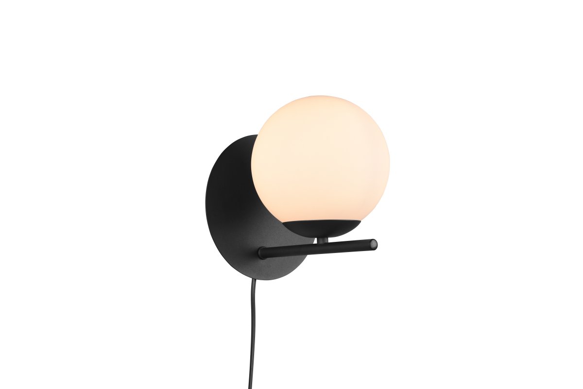 Pure Ø16 Schwarz wandlampe Von Trio Lighting - Die Leuchte kann sowohl als Festinstallation als auch mit dem mitgelieferten Kabel mit Wandstecker und Netzschalter montiert werden.