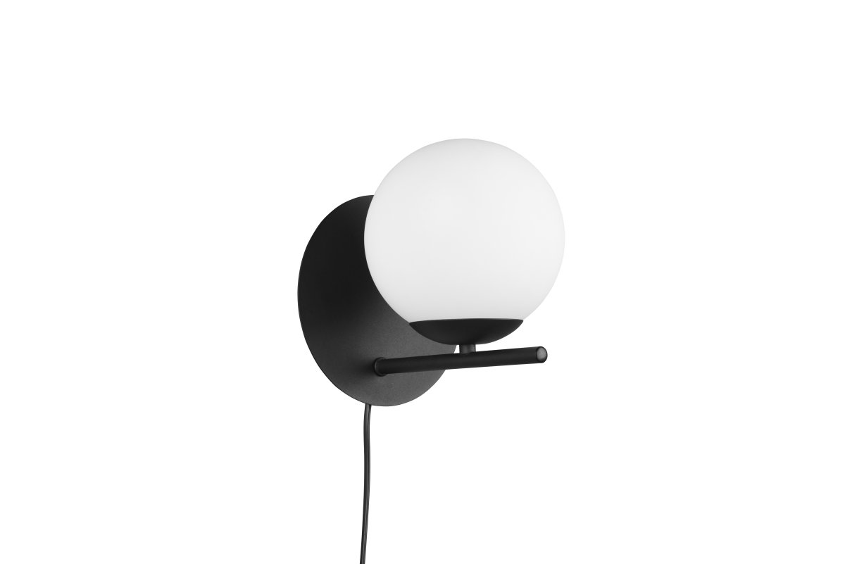Pure Ø16 Schwarz wandlampe Von Trio Lighting - Die Leuchte kann sowohl als Festinstallation als auch mit dem mitgelieferten Kabel mit Wandstecker und Netzschalter montiert werden.