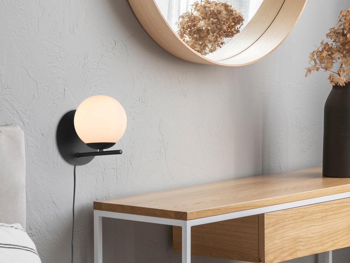 Pure Ø16 Schwarz wandlampe Von Trio Lighting - Die Leuchte kann sowohl als Festinstallation als auch mit dem mitgelieferten Kabel mit Wandstecker und Netzschalter montiert werden.