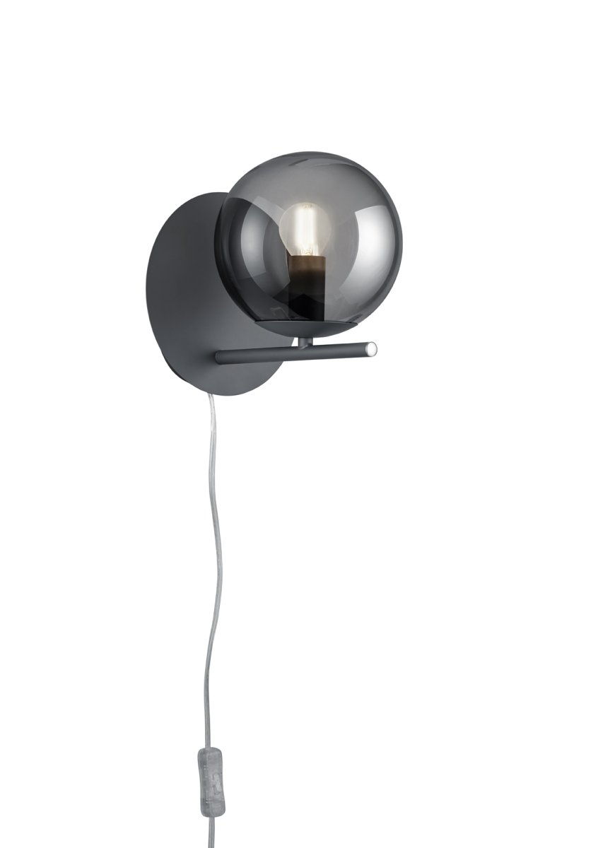 Pure Ø16 Rauchfarben wandlampe Von Trio Lighting - Die Leuchte kann sowohl als Festinstallation als auch mit dem mitgelieferten Kabel mit Wandstecker und Netzschalter montiert werden.