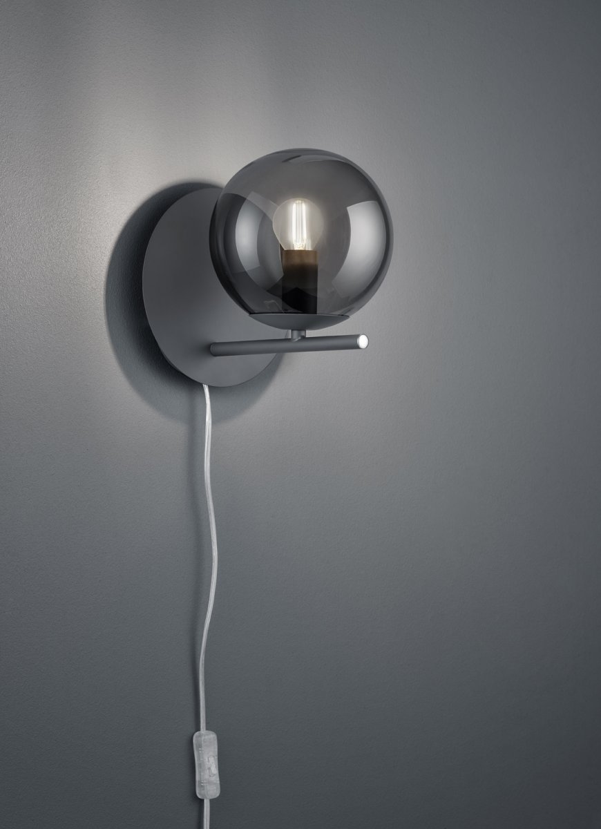 Pure Ø16 Rauchfarben wandlampe Von Trio Lighting - Die Leuchte kann sowohl als Festinstallation als auch mit dem mitgelieferten Kabel mit Wandstecker und Netzschalter montiert werden.