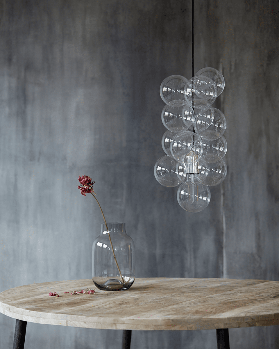 DIY Ø30 Transparent hängelampe Von House Doctor - Die Lampe besteht aus 12 transparenten Glaskugeln mit einem Durchmesser von 12 cm, die so miteinander verbunden sind, dass sie eine fantastische und moderne Lampe ergeben.