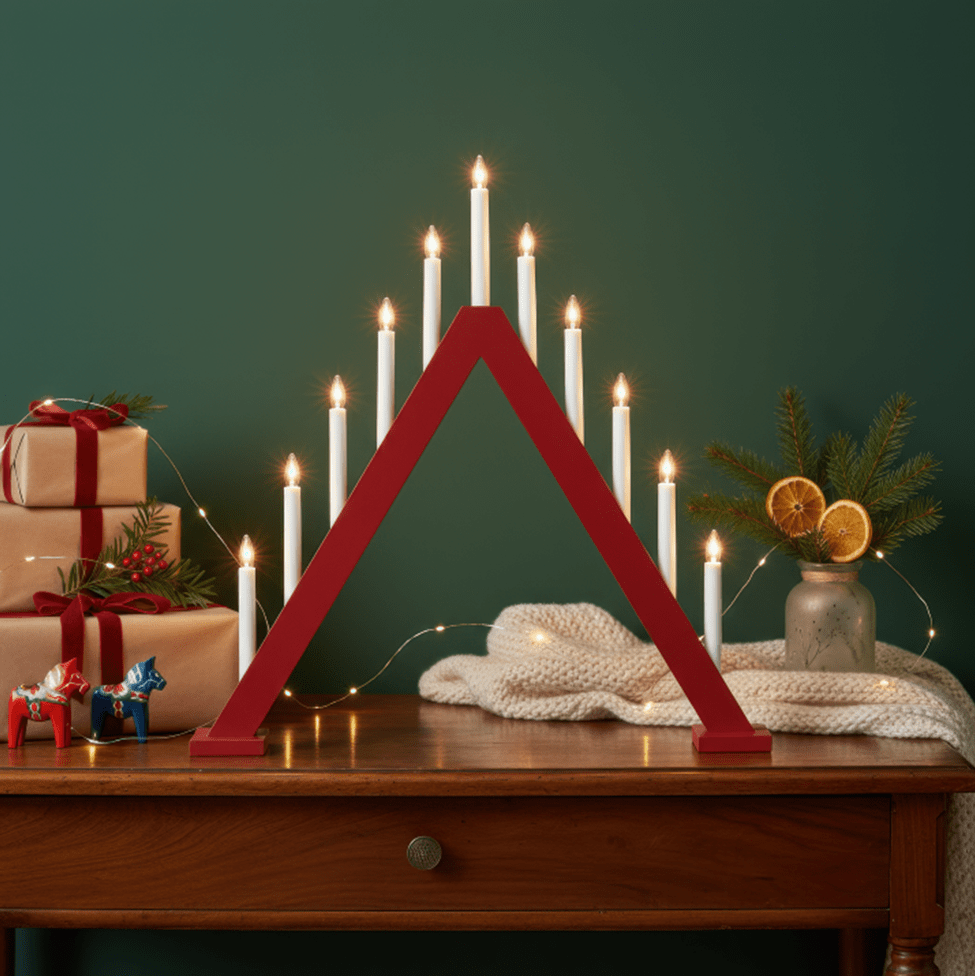 Nova 11 ROT Von Pixie Design - Nova ist ein klassischer Kerzenst&auml;nder aus Holz mit elf Kerzen in einem wundersch&ouml;nen Rotton, der an traditionelle Weihnachtsfeiern erinnert.