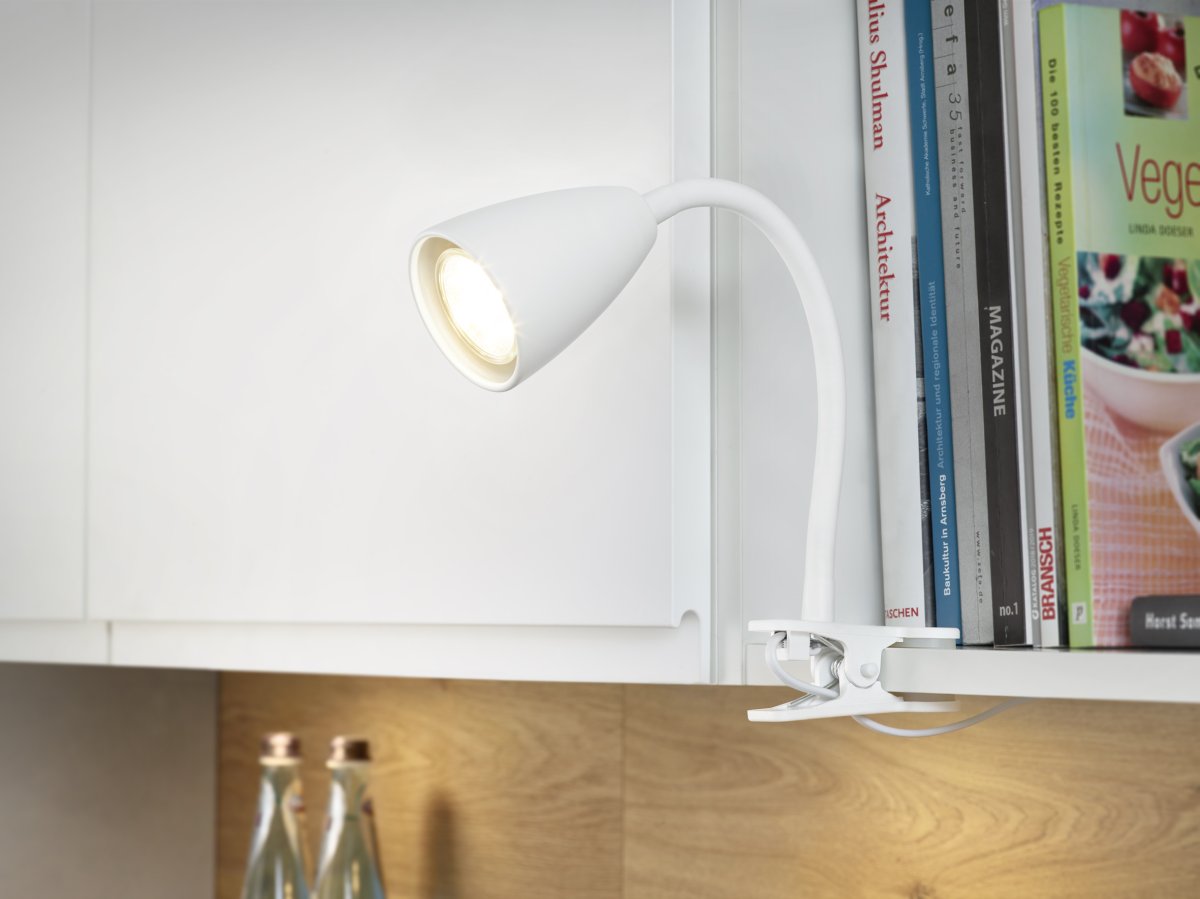 Wanda Weiß klemmlampe Von Trio Lighting - Richtig platziert am Schreibtisch oder im Regal sorgt die Leuchte dank der flexiblen Verstellmöglichkeiten des Leuchtenarms für eine optimale Beleuchtung.