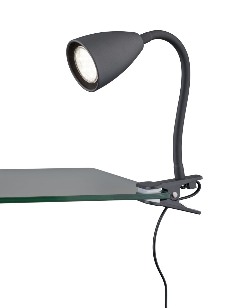 Wanda Schwarz klemmlampe Von Trio Lighting - Richtig platziert am Schreibtisch oder im Regal sorgt die Leuchte dank der flexiblen Verstellmöglichkeiten des Leuchtenarms für eine optimale Beleuchtung.