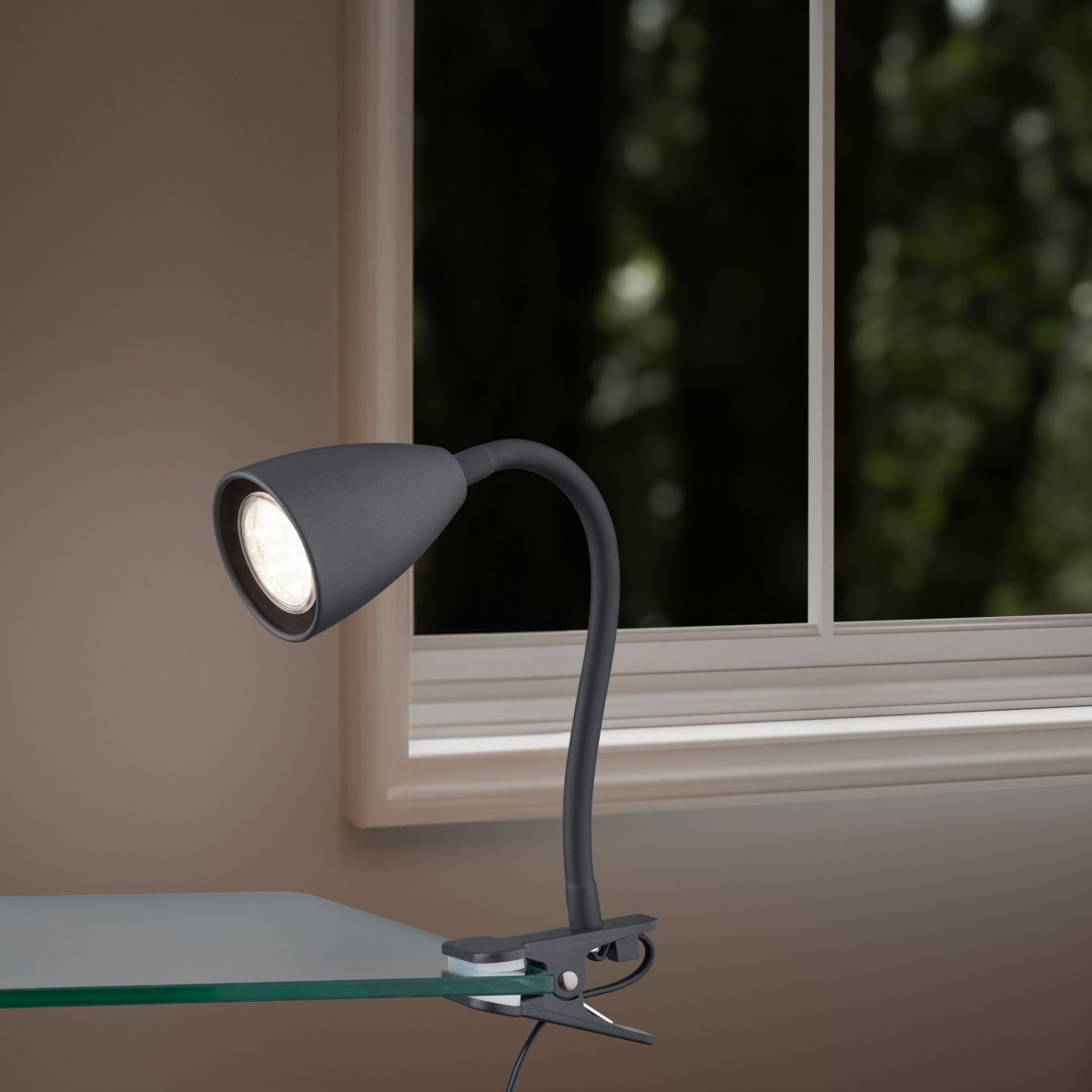Wanda Schwarz klemmlampe Von Trio Lighting - Richtig platziert am Schreibtisch oder im Regal sorgt die Leuchte dank der flexiblen Verstellmöglichkeiten des Leuchtenarms für eine optimale Beleuchtung.