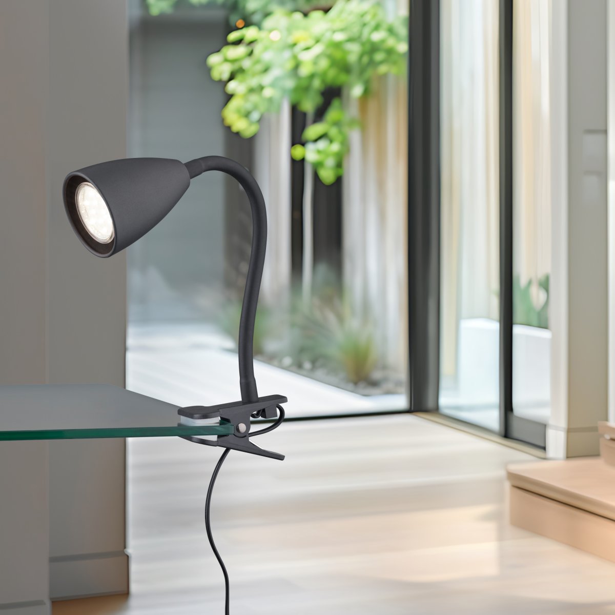 Wanda Schwarz klemmlampe Von Trio Lighting - Richtig platziert am Schreibtisch oder im Regal sorgt die Leuchte dank der flexiblen Verstellmöglichkeiten des Leuchtenarms für eine optimale Beleuchtung.