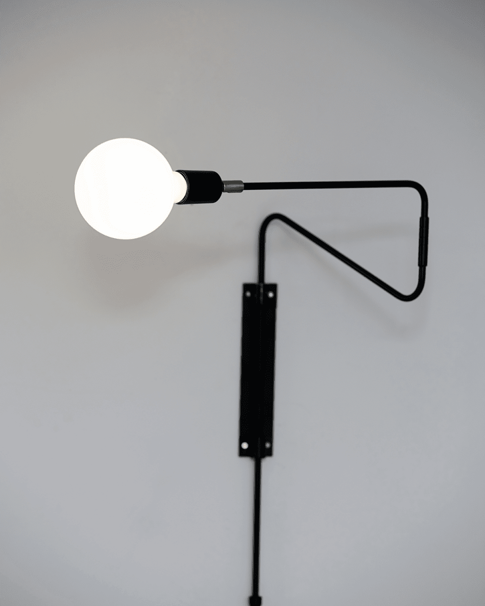 Swing 35cm Schwarz wandlampe Von House Doctor - Swing von House Doctor ist eine andere Wandleuchte mit aufregender Optik.