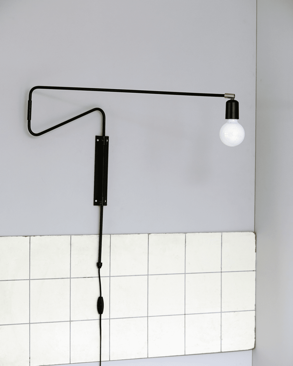 Swing 70cm Schwarz wandlampe Von House Doctor - Swing von House Doctor ist eine wundersch&ouml;ne Wandleuchte mit innovativer und sch&ouml;ner Optik aus schwarzem Metall.