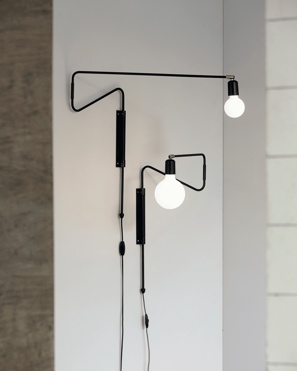 Swing 70cm Schwarz wandlampe Von House Doctor - Swing von House Doctor ist eine wundersch&ouml;ne Wandleuchte mit innovativer und sch&ouml;ner Optik aus schwarzem Metall.