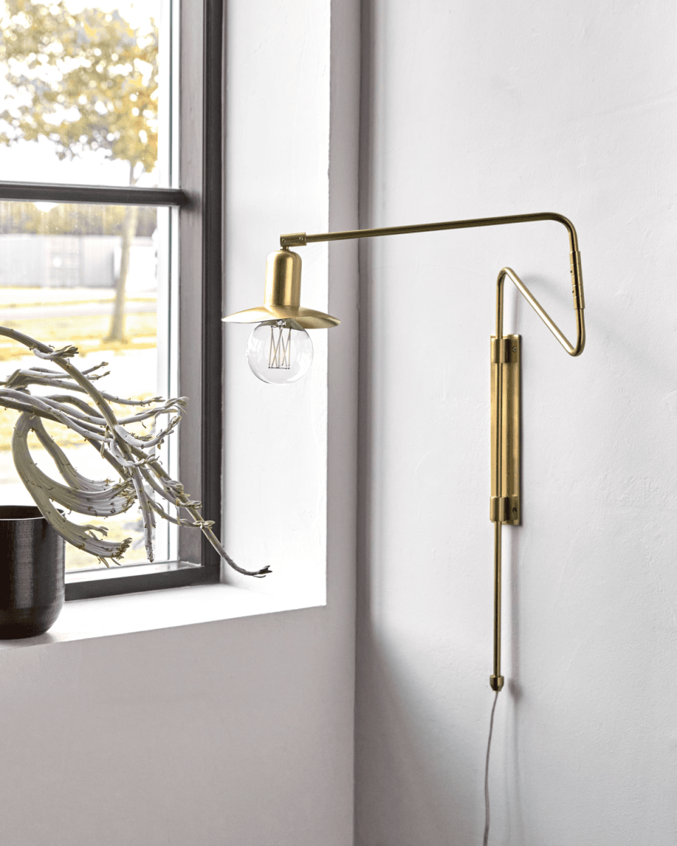Swing 35cm Messing wandlampe Von House Doctor - Diese Lampe vereint moderne und klassische Elemente nahtlos und passt perfekt zu verschiedenen Einrichtungsstilen.