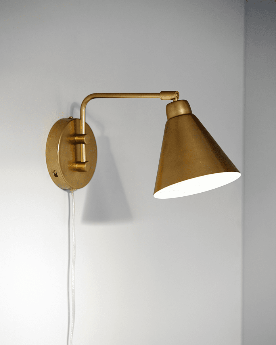 Game 30cm Messing wandlampe Von House Doctor - Game ist eine elegante Wandlampe von House Doctor mit einem fantastischen Messing-Finish.
