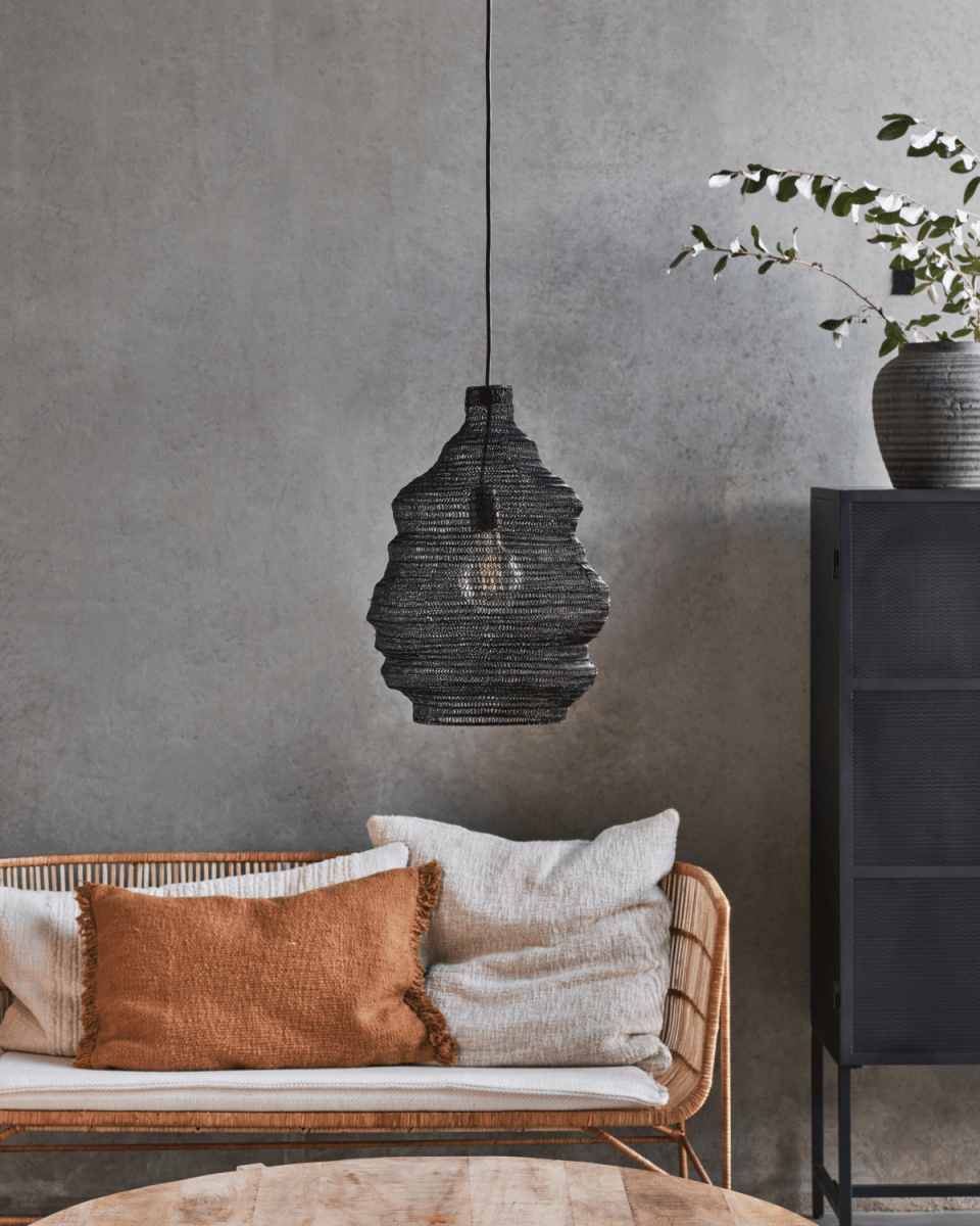 Mesh Ø30 Schwarz hängelampe Von House Doctor - Obwohl die Materialien einen industriellen Stil suggerieren, passt das Design zu allen Einrichtungsstilen, da es vielseitig ist; von Bohème bis zeitgenössisch und minimalistisch.