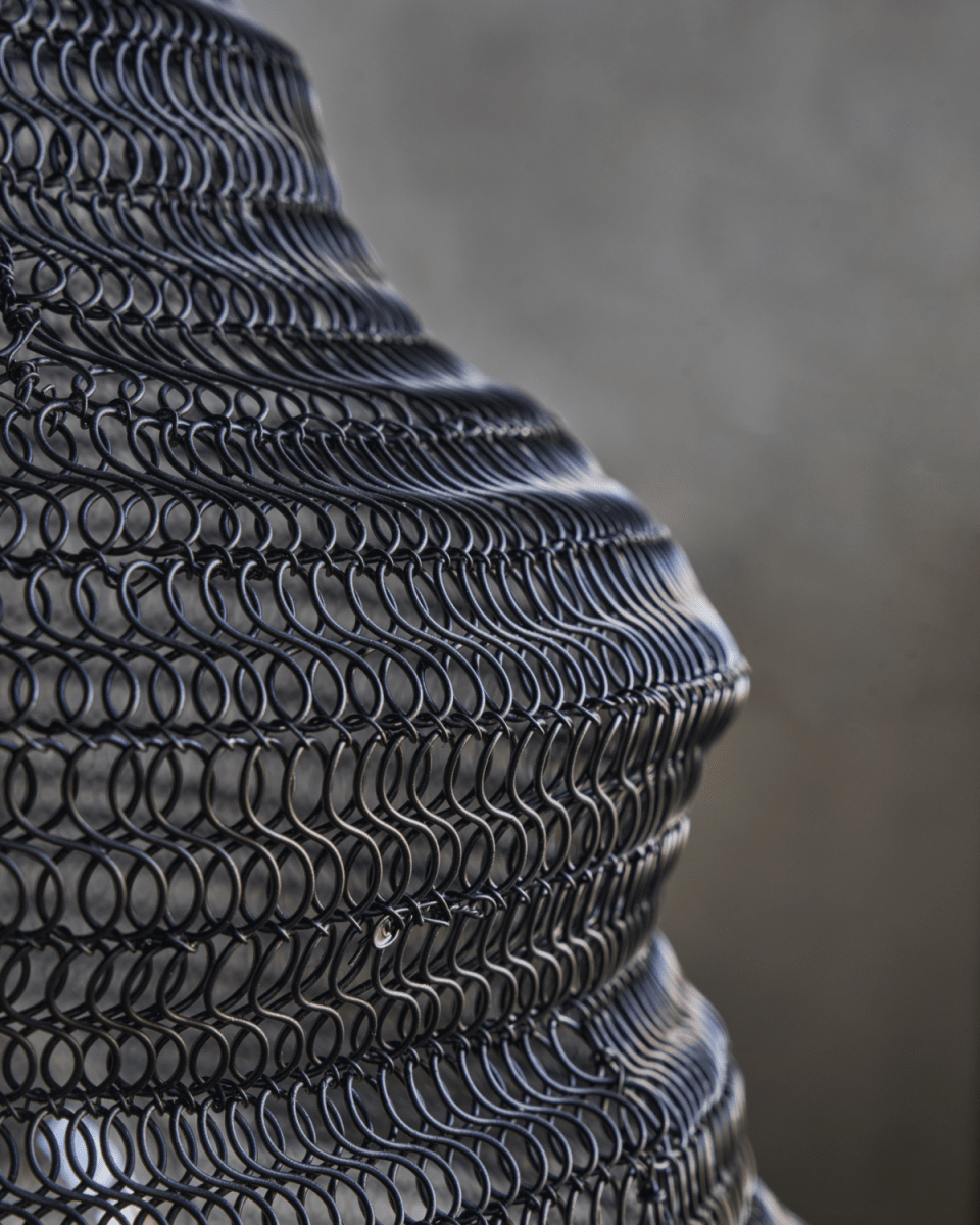Mesh Ø30 Schwarz hängelampe Von House Doctor - Obwohl die Materialien einen industriellen Stil suggerieren, passt das Design zu allen Einrichtungsstilen, da es vielseitig ist; von Bohème bis zeitgenössisch und minimalistisch.
