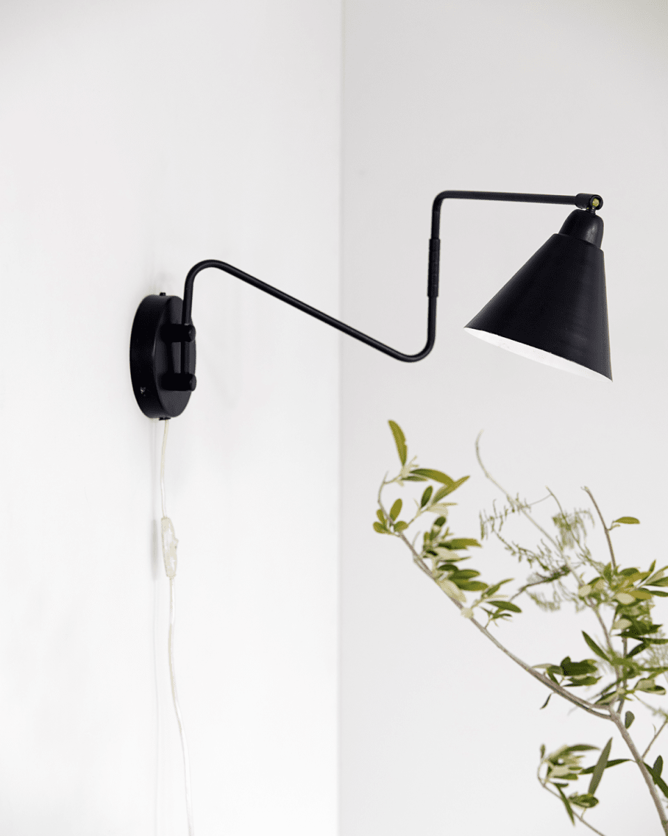 Game 76cm Schwarz wandlampe Von House Doctor - Das schwarze Metall verleiht der Lampe eine strenge und moderne Note, wodurch sie in die meisten Einrichtungen passt.